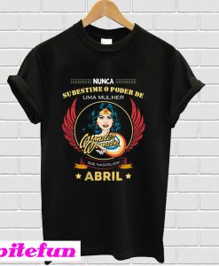 Nunca subestime o poder de uma mulher abril camiseta T-Shirt