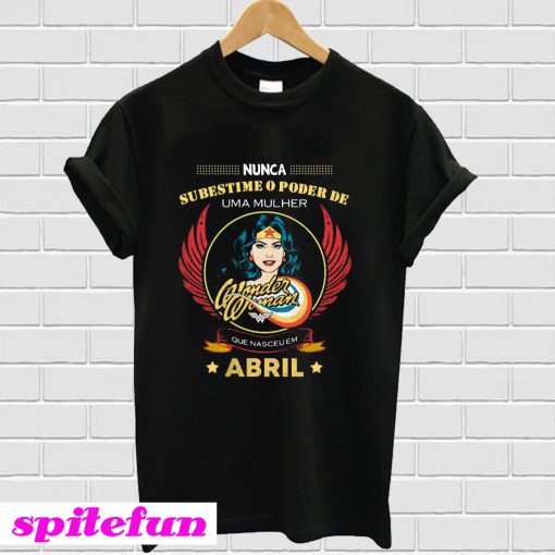 Nunca subestime o poder de uma mulher abril camiseta T-Shirt